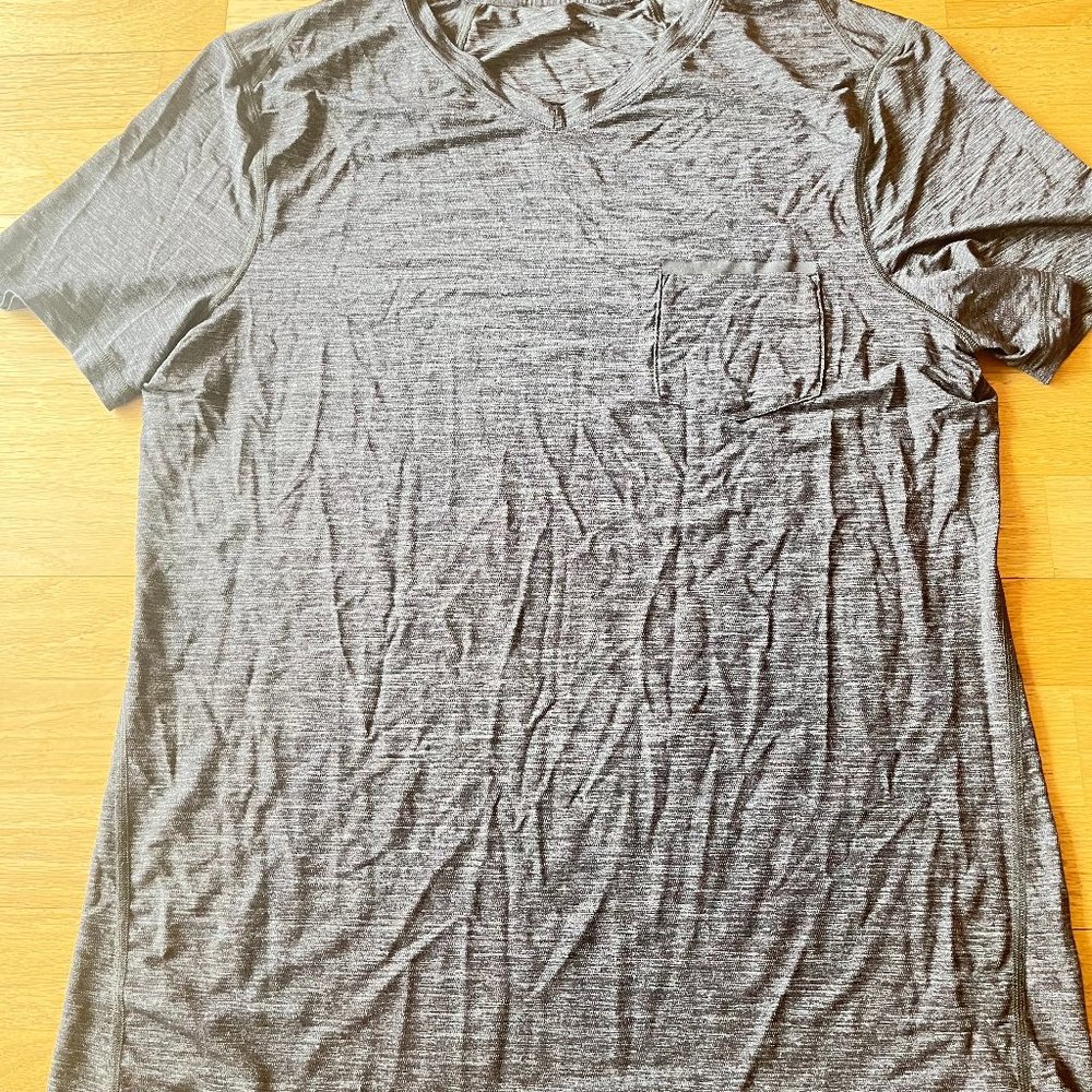 LULULEMON V NECK SHORT SLEEVES MENS SHIRT TOP DARK GREY
